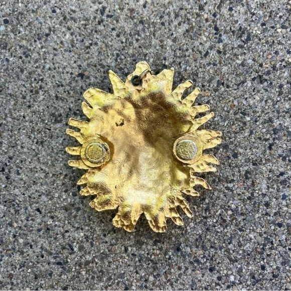 Heavy Gold Tone Vintage Tarnished Medallion - Picture 3 of 4